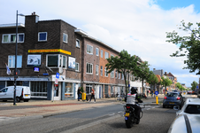 904663 Gezicht op de huizen Amsterdamsestraatweg 353 (links) -lager te Utrecht, met links het Oppenheimplein.